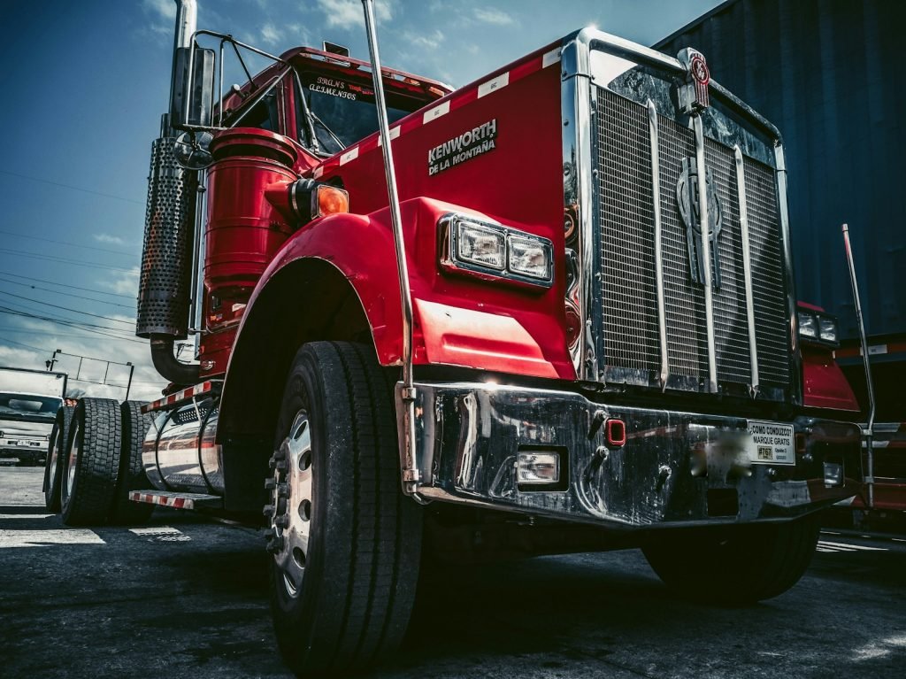 Contacto Tarilonte Saldaña - red and white truck on black asphalt road