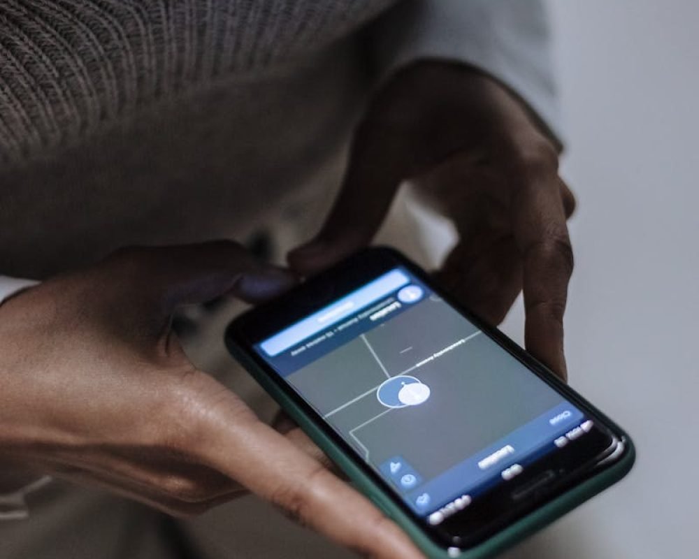 Photo by Ron Lach https://www.miteco.gob.es/es/calidad-y-evaluacion-ambiental/temas/gestion-de-residuos/residuos-no-peligrosos.aspx - Close-up of a woman holding a smartphone with GPS navigation displayed, emphasizing technology and connectivity.